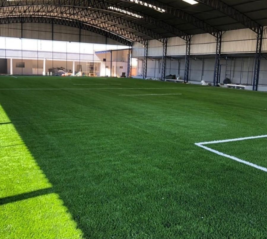 Campo coberto com grama sintética esportiva