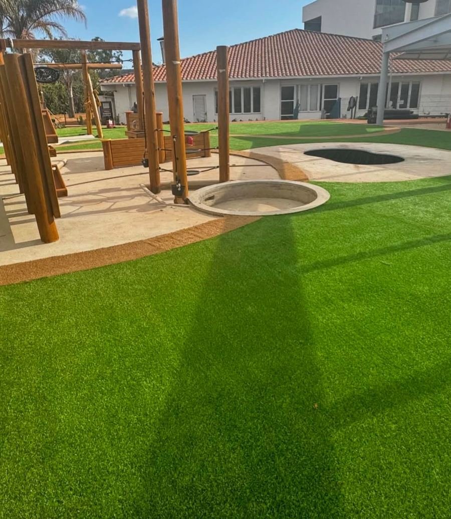 Playground com grama sintética