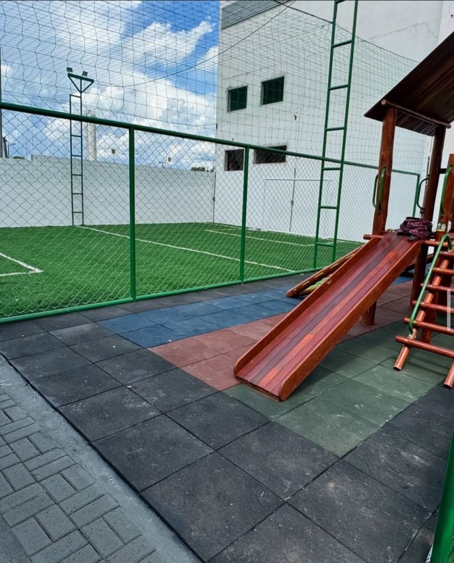 Quadra e playground com grama sintética