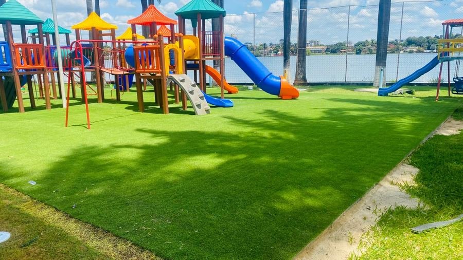 Playground com grama sintética 20 mm bicolor softgrass